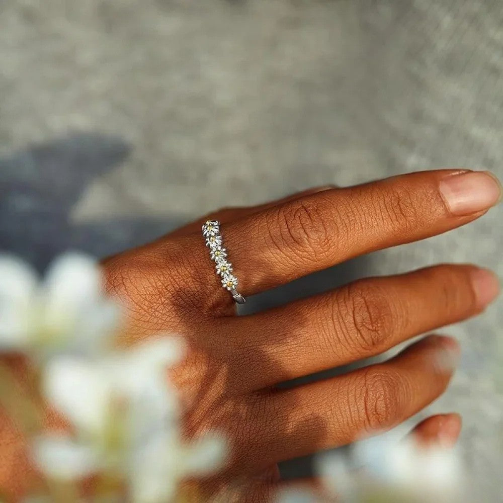 Anello Regolabile in Argento con Margherita in Smalto Dipinto a Mano