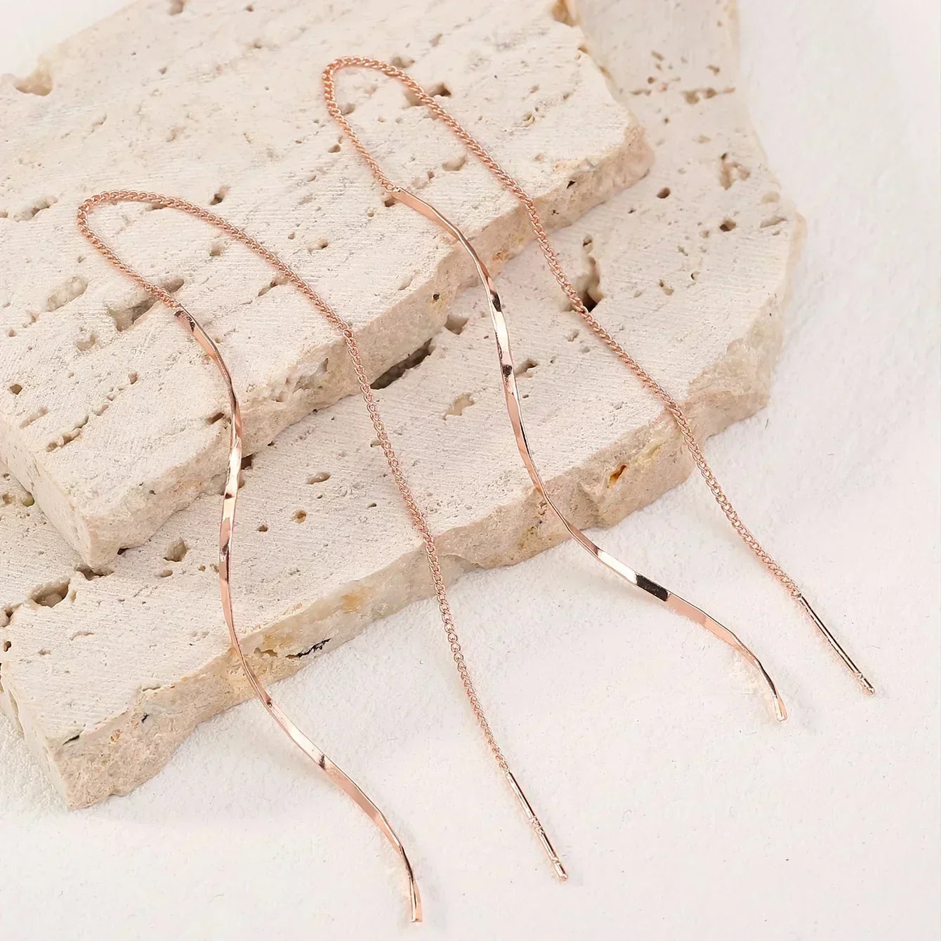 Orecchini Lunghi con Design Ondulato